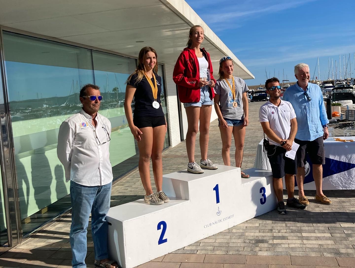 Sara Ayats es penja la plata en categoria Sub-20 i Sub-18. Sara Ayats es penja la plata en categoria Sub-20 i Sub-18.
